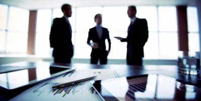 carrier-group-of-business-people-standing-and-talking
