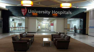 carrier-university-hospitals-ashtabula-health-center-lobby