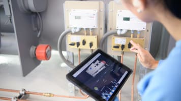 carrier-service-tech-with-tablet