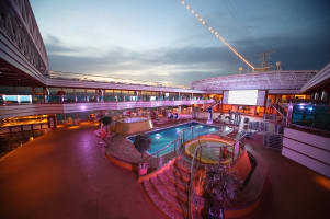 cruise-ship-pool-deck
