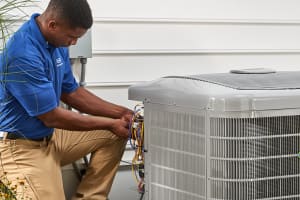 dealer-servicing-air-conditioner-3x2