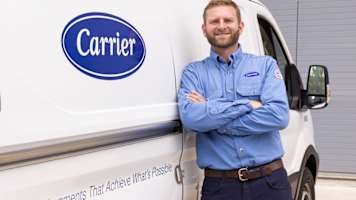 service-tech-next-to-van-16x9