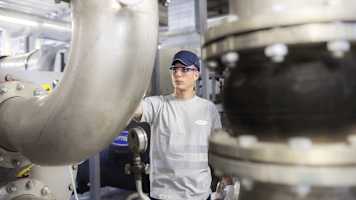 Técnico de Carrier realizando una revisión general del equipo como parte de una actualización en aire acondicionado, tratamiento de aire, calefacción y refrigeración