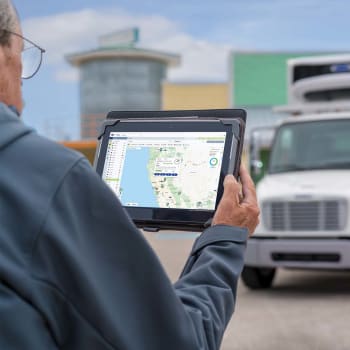 Man_on_site_with_tablet_and_Lynx_Fleet_screen_for_website