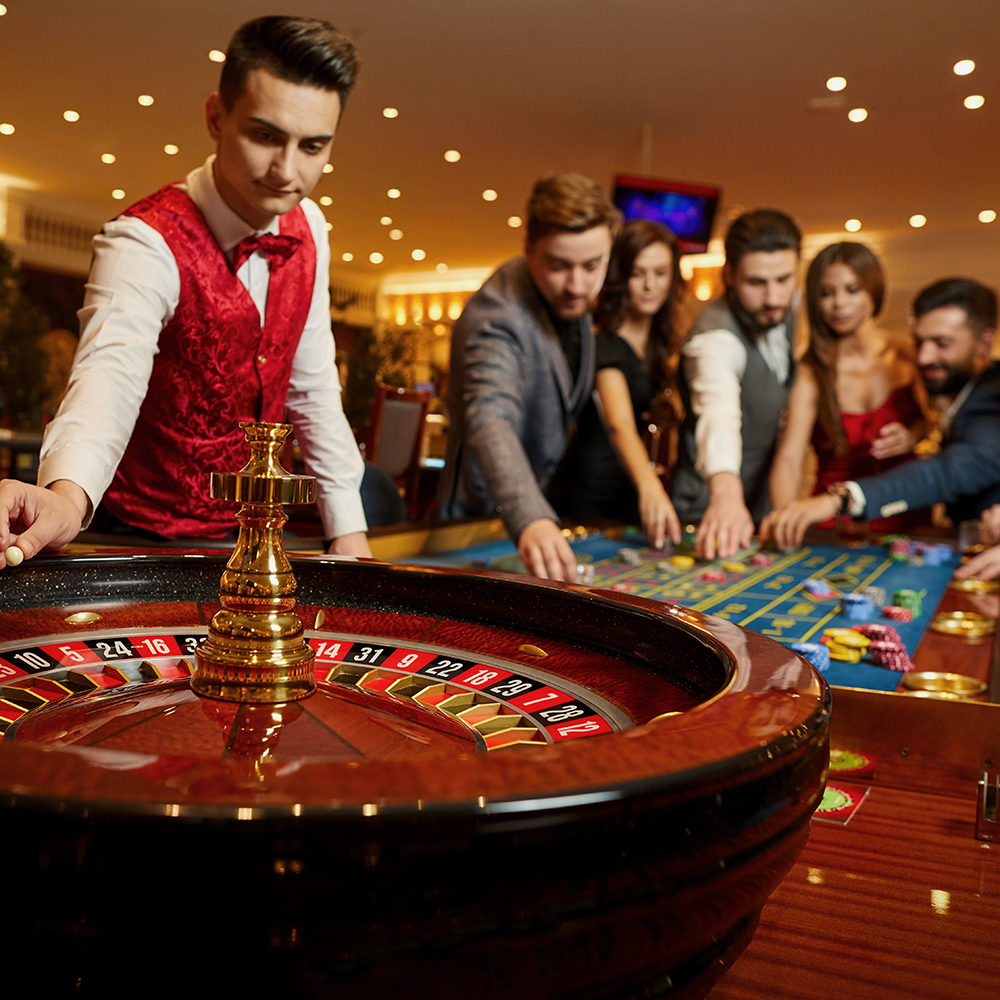 people-playing-roulette-in-casino