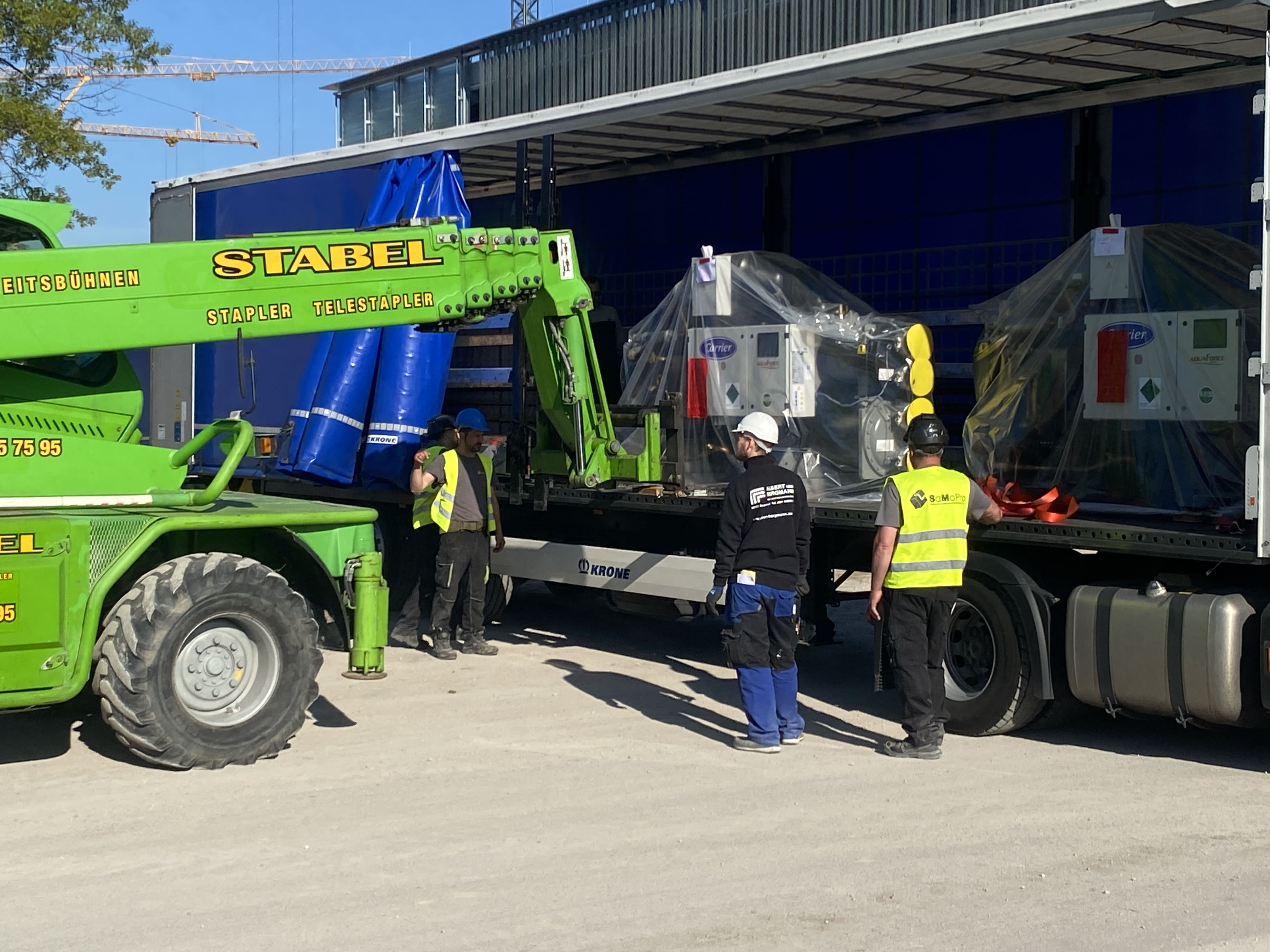 Anlieferung der Wärmepumpen: Drei AquaForce 30XWHPZE sind als Teil eines übergeordneten Gesamtprojekts („Wärmenetze 4.0“) nahtlos in ein kaltes Nahwärmenetz auf dem Areal integriert.