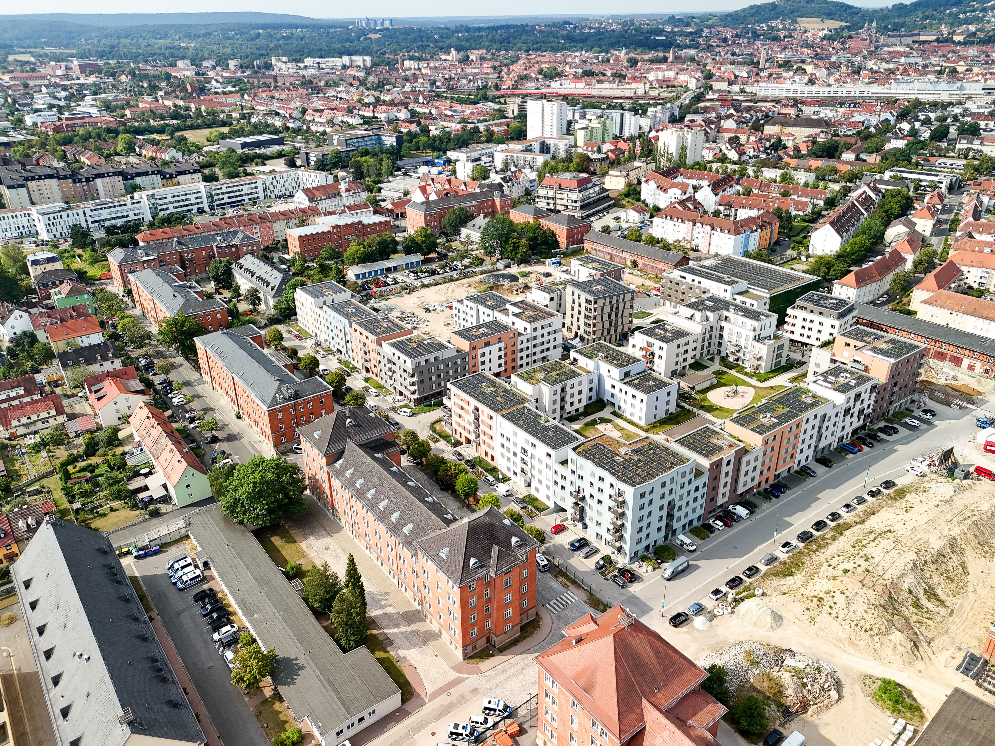 Die Stadtwerke Bamberg haben für den Lagarde Campus ein durchdachtes Energiekonzept entwickelt: 70 Prozent der benötigten Wärme im Quartier bzw. über 80 Prozent bei Neubauten, wie dem SancuraPark, stammen aus erneuerbaren Ressourcen direkt auf dem Gelände.