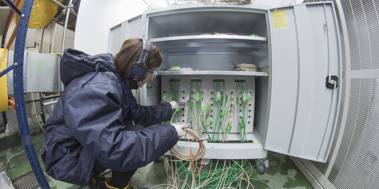 carrier-montilla-technician-testing-unit