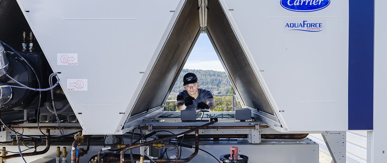 carrier-bluedge-technician-on-site-aquaforce-unit_h