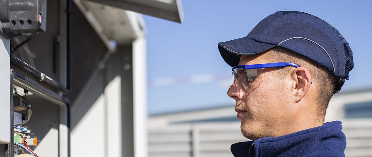 carrier-bluedge-service-technician-on-site-commissioning_h