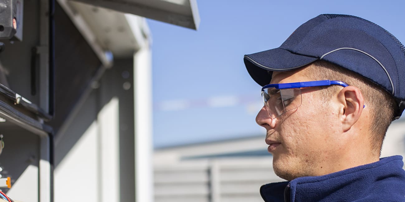 carrier-bluedge-service-technician-on-site-commissioning_h