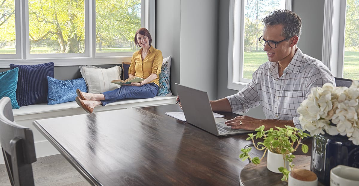 a homeowner researches the difference between a heat pump air conditioner