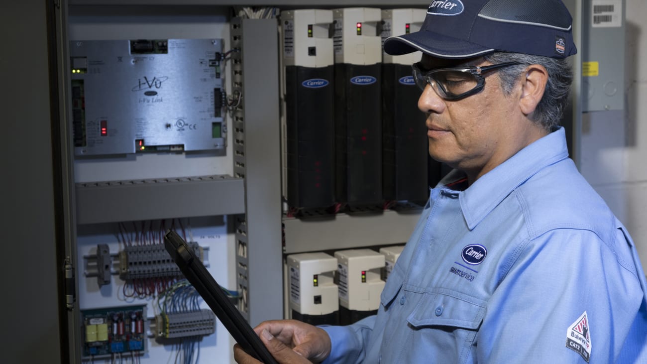 carrier-service-technician-with-tablet