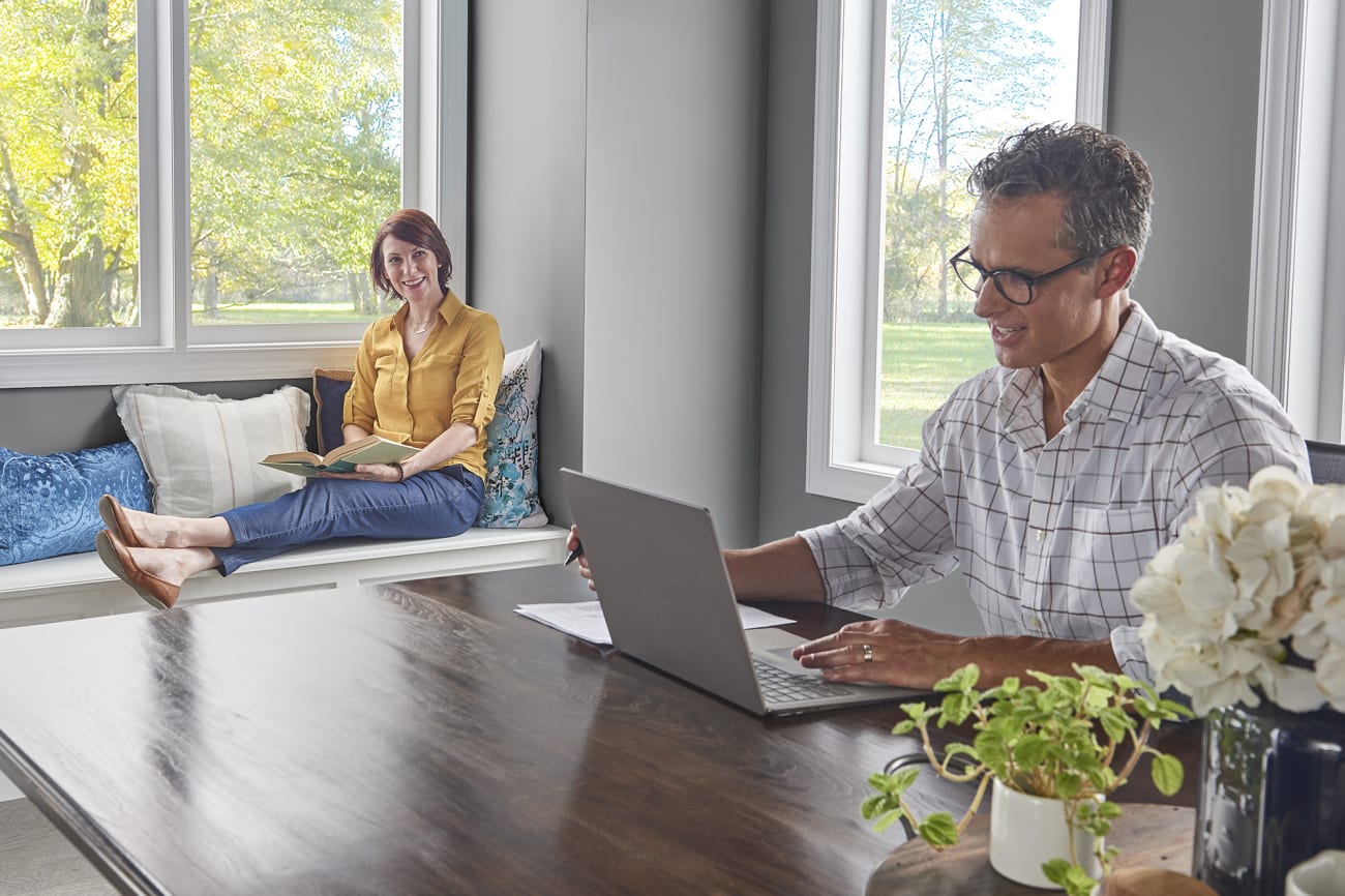 couple-dining-table-laptop
