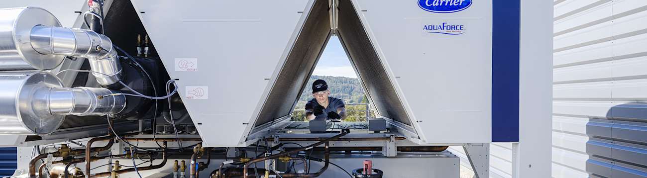 carrier-bluedge-technician-on-site-aquaforce-unit_h
