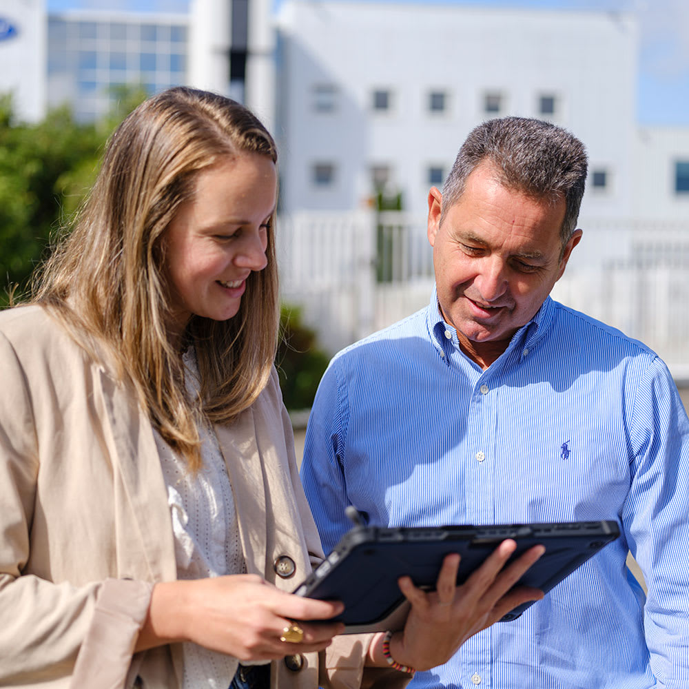service-people-looking-at-tablet