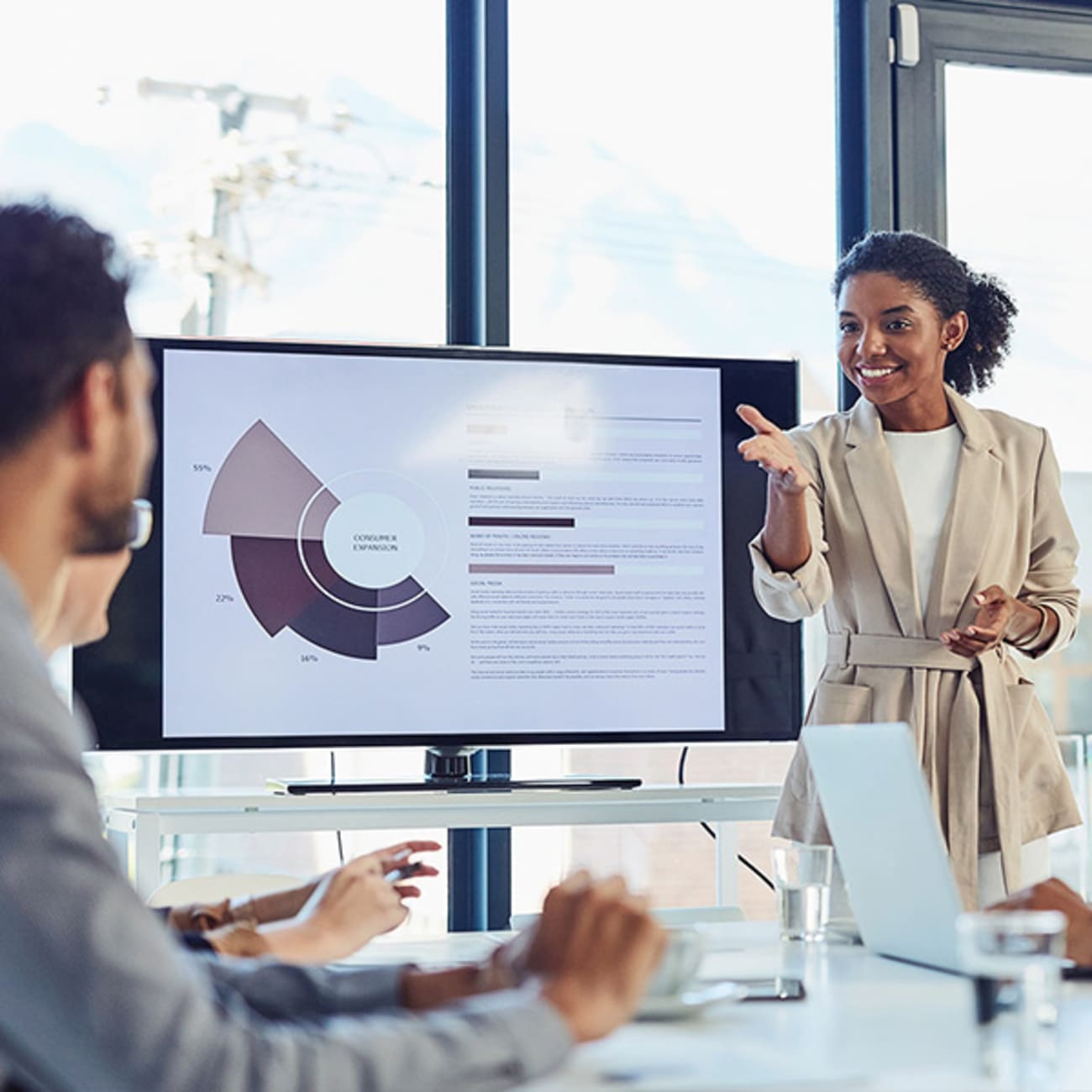 speaker-speaking-with-coworkers-in-conference-room-sq