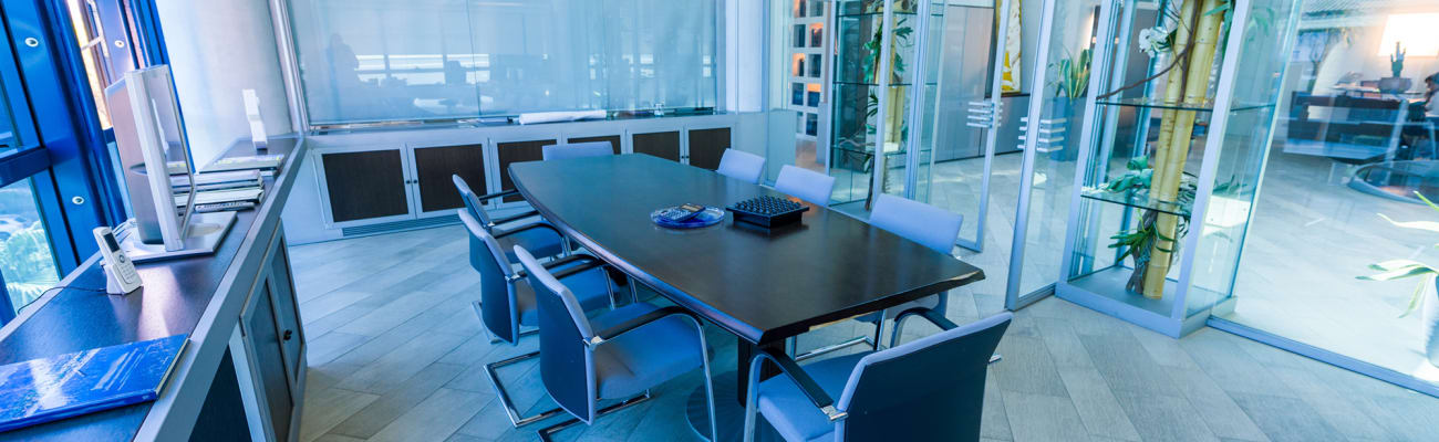 carrier-modern-conference-room-in-office-building