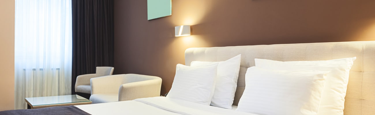 hotel-room-luxury_sq