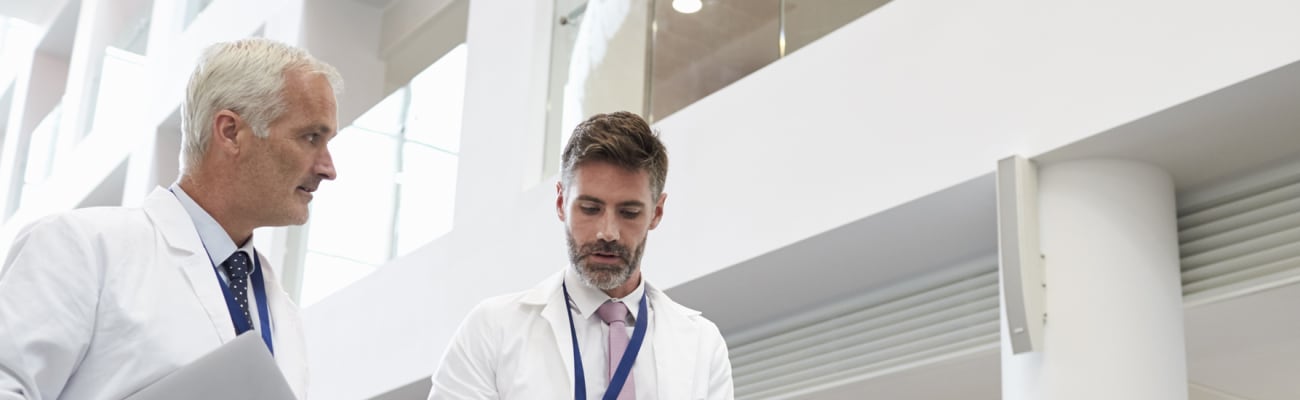 hospital-doctors-talking_h