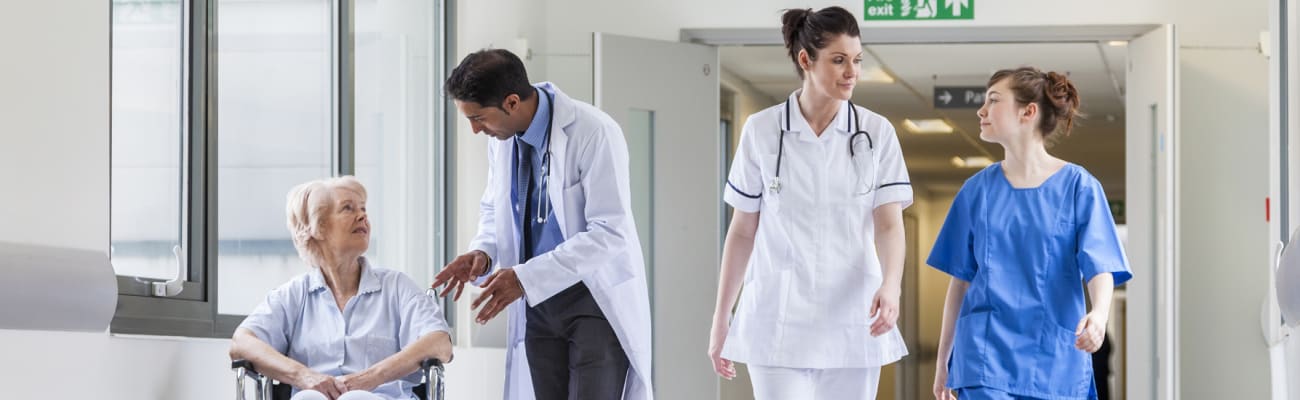 hospital-senior-female-patient-doctor-nurses_h