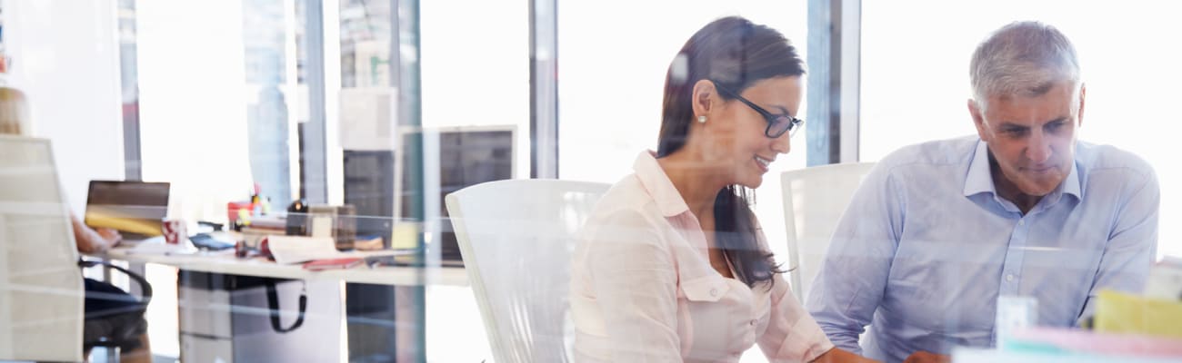 businesswoman-businessman-working_h