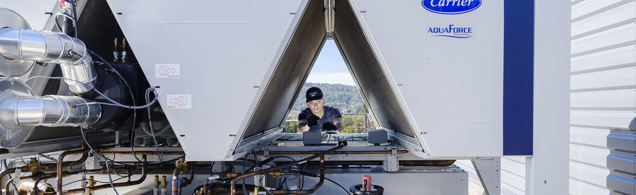 carrier-bluedge-technician-on-site-aquaforce-unit_h