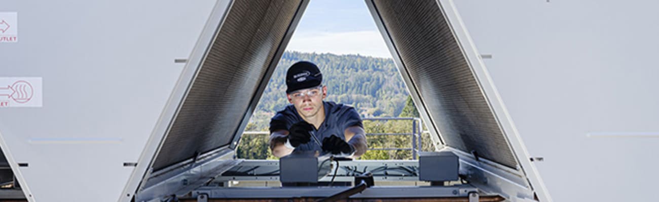 carrier-bluedge-technician-on-site-aquaforce-unit_sq