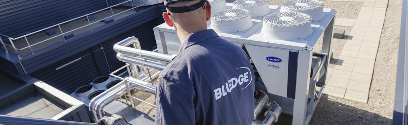 carrier-bluedge-service-technician-on-roof_h