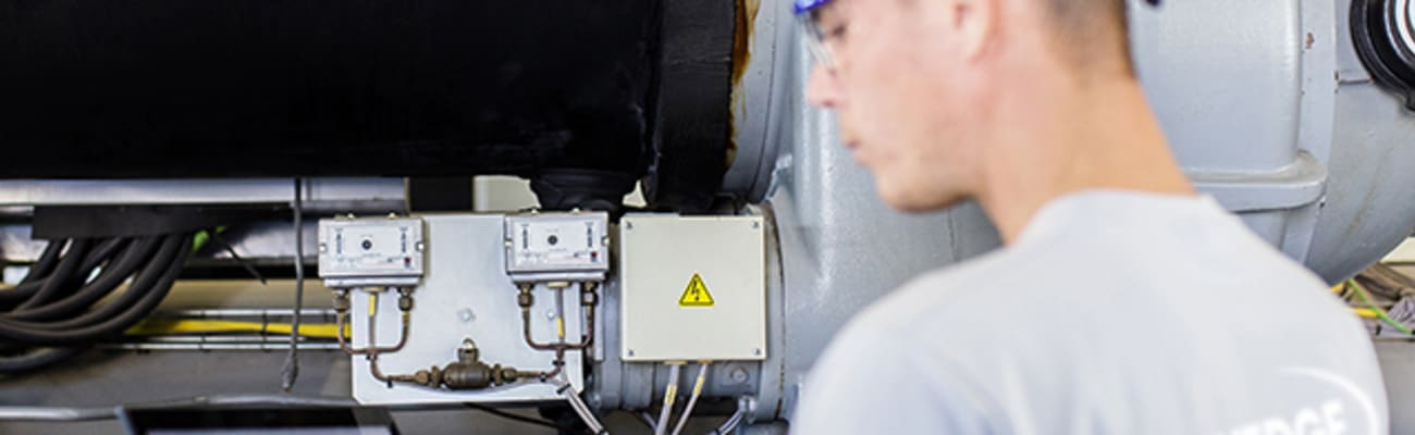 carrier-bluedge-service-technician-on-site_sq