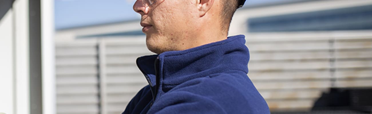 carrier-bluedge-technician-on-site-commissioning_sq