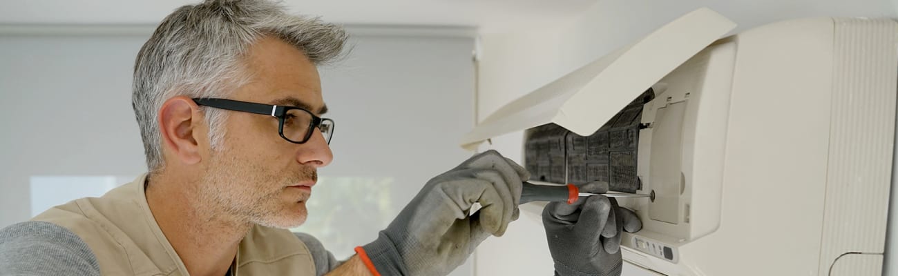 technician-repairing-air-conditioning-unit_h