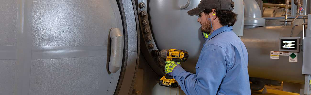 technician-servicing-chiller-banner