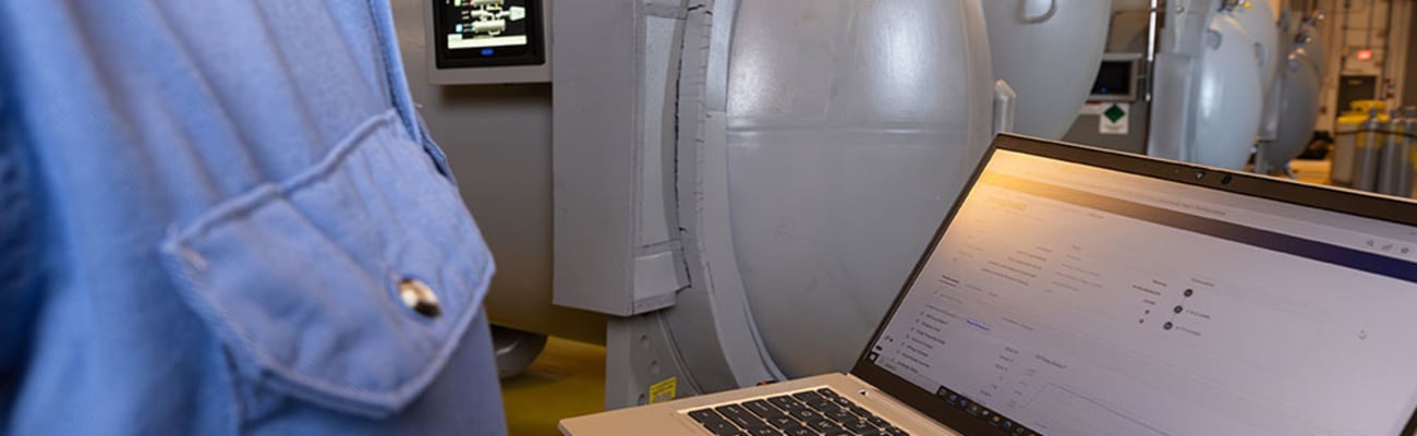 service-tech-on-laptop-with-chiller-mb