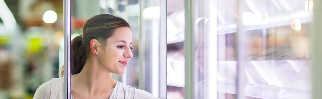 woman-shopping-for-refrigerated-products-D_c