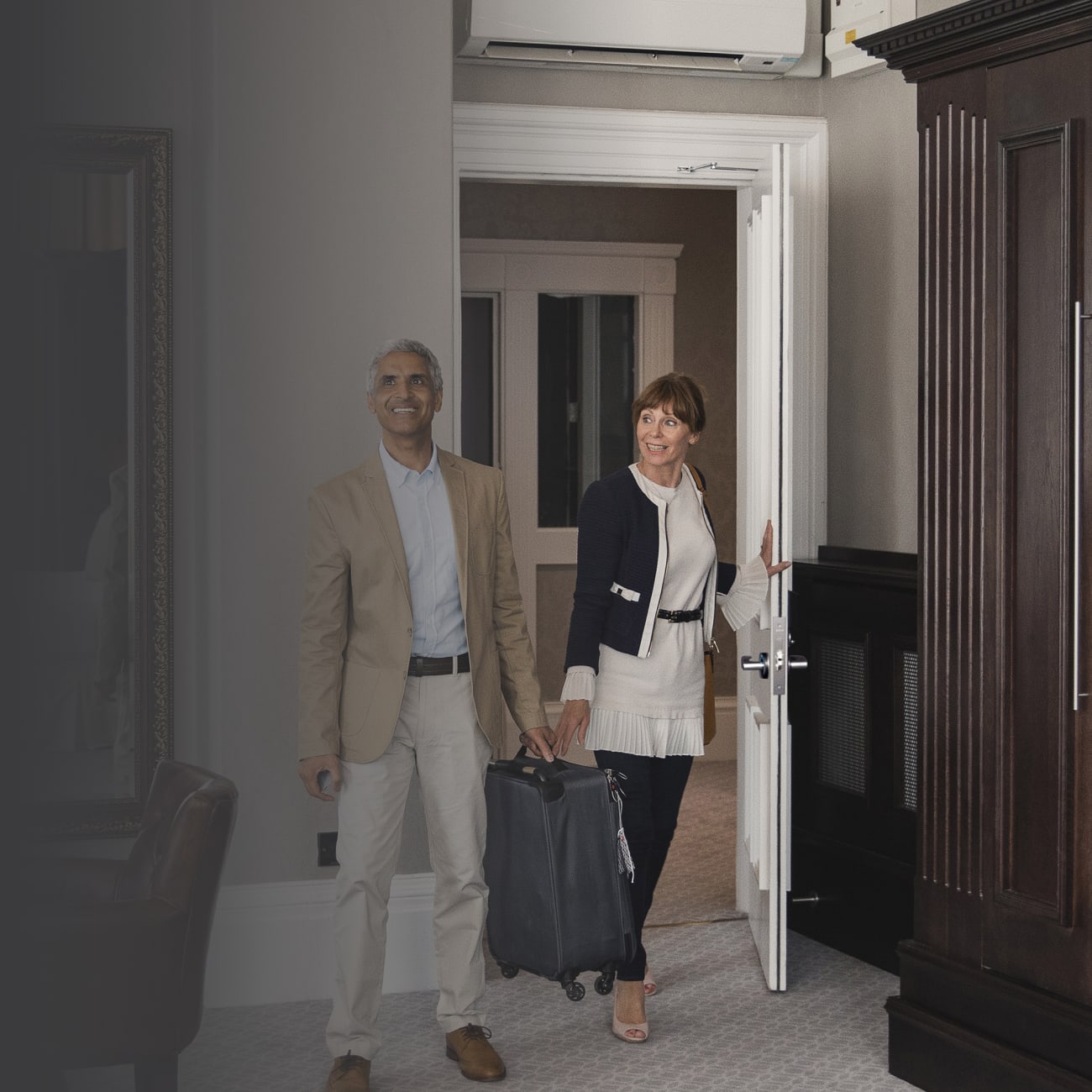 Onity-Serene-lock-couple-entering-hotel-room-1x1
