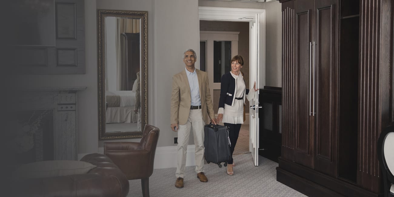 Onity-Serene-lock-couple-entering-hotel-room-2x1