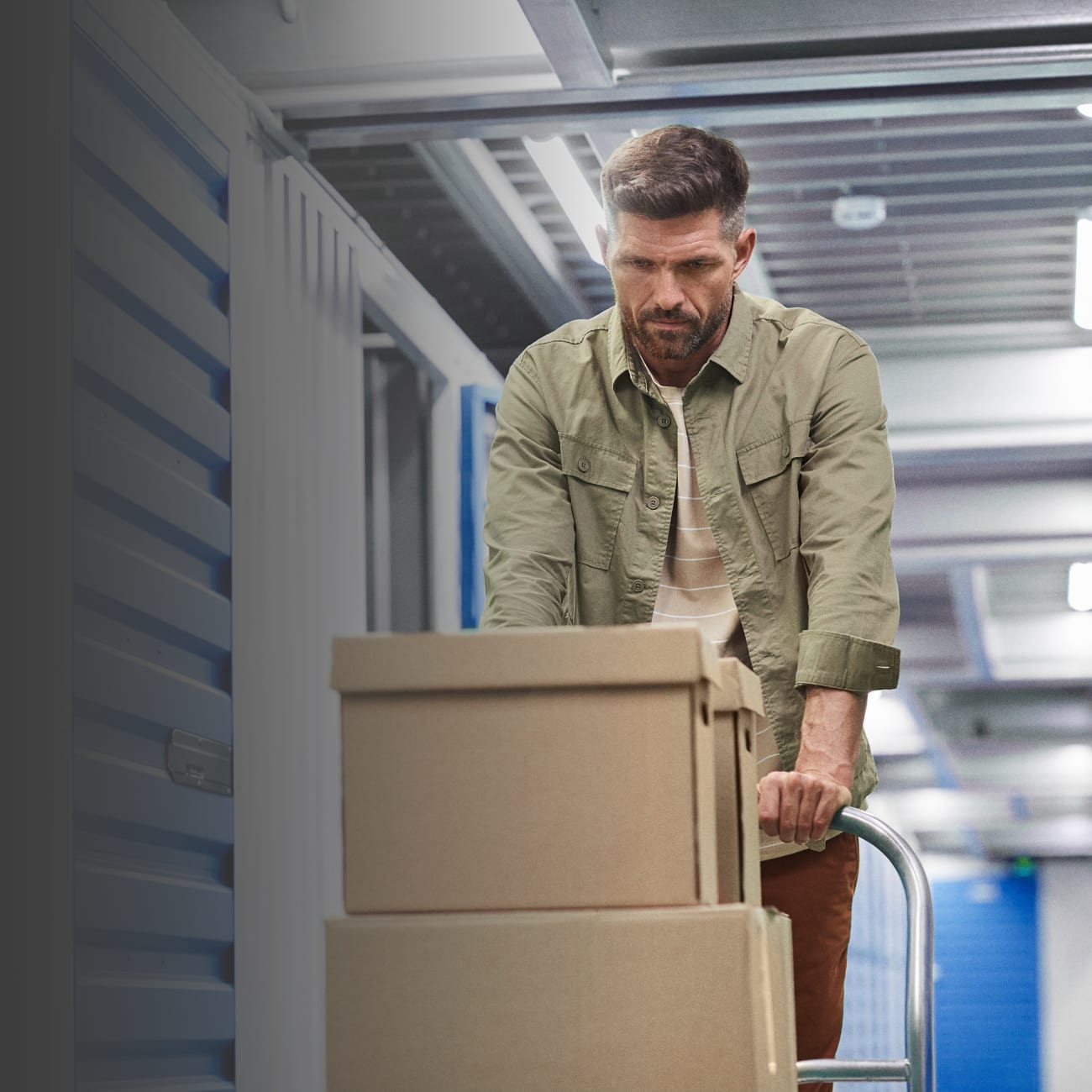 Onity-self-storage-passport-lock-man-moving-boxes-1x1
