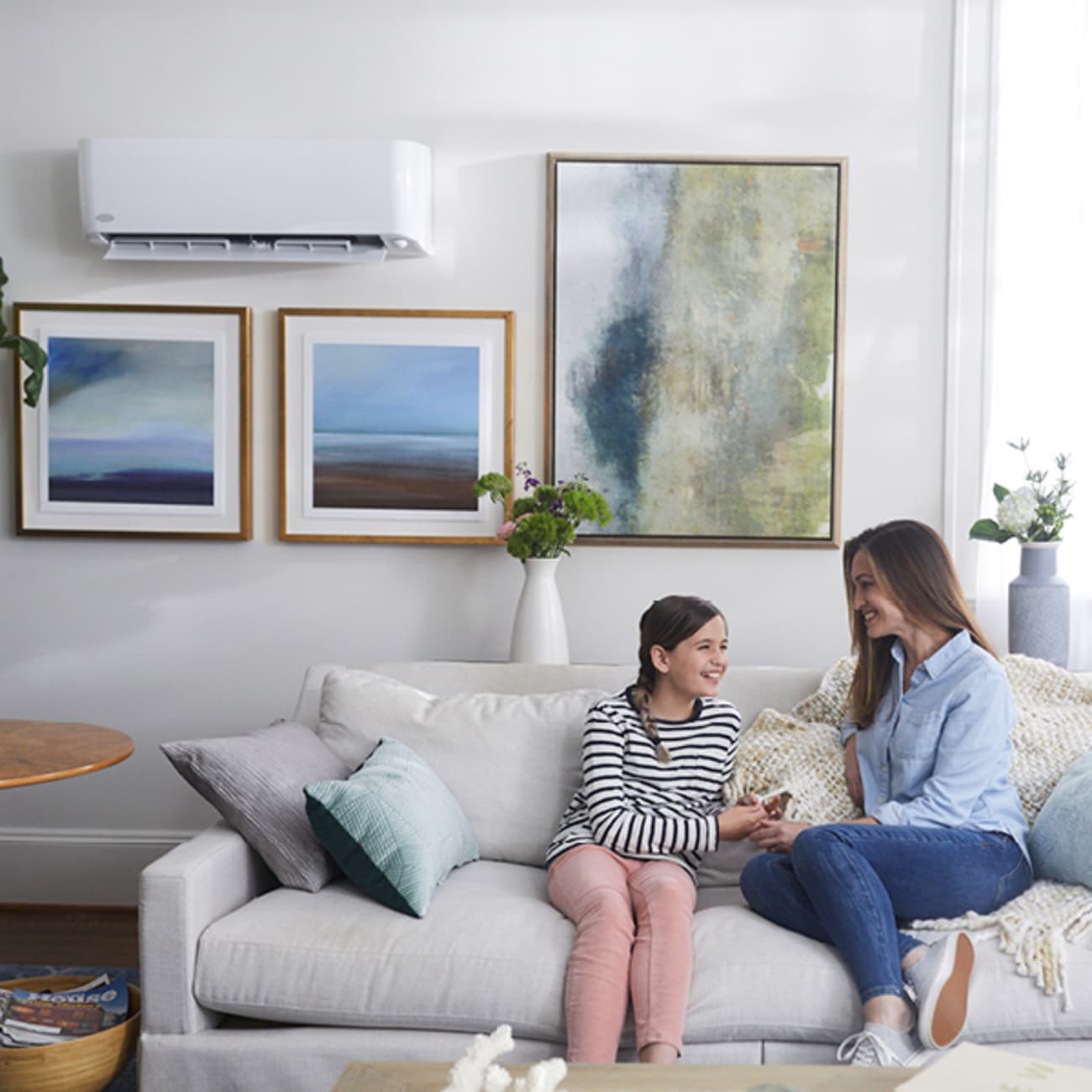 aunt-and-niece-hanging-out-on-the-couch-1x1