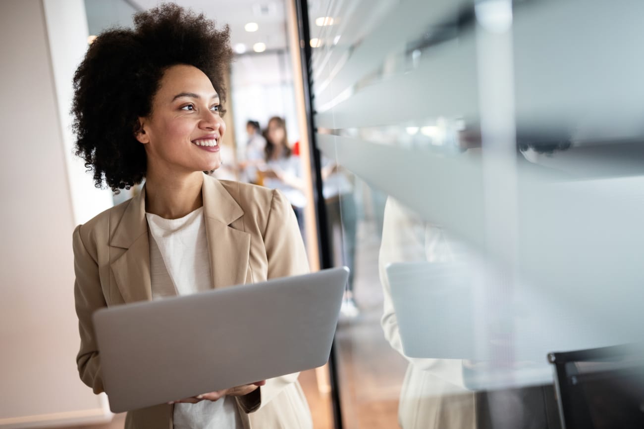 woman-looking-at-laptop-3x2