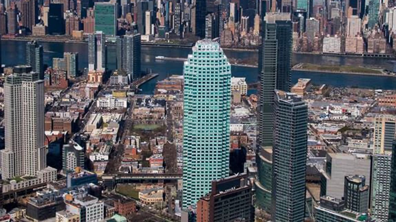 One_Court_Square_Tower_in_Long_Island_City_New_York_16x9
