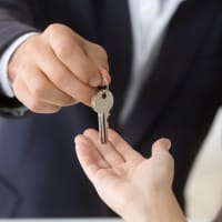 man-handing-over-keys_01_16x9