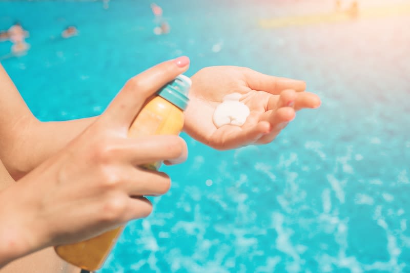 sunscreen-application-in-hand sunscreen-application-in-hand