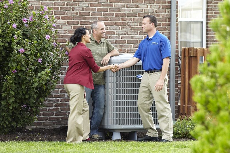 HVAC-contractor-homeowner-outside HVAC-contractor-homeowner-outside