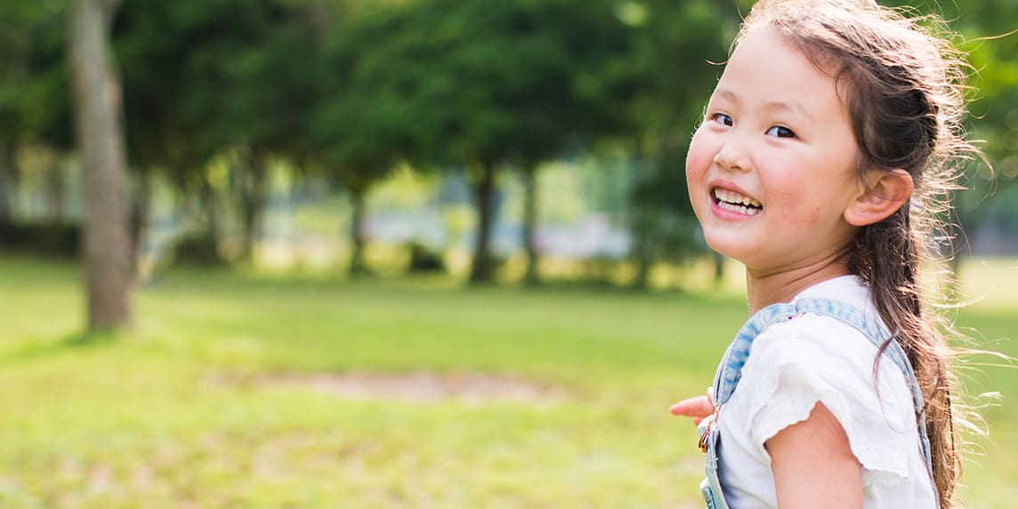 girl-playing-in-back-yard-3x2