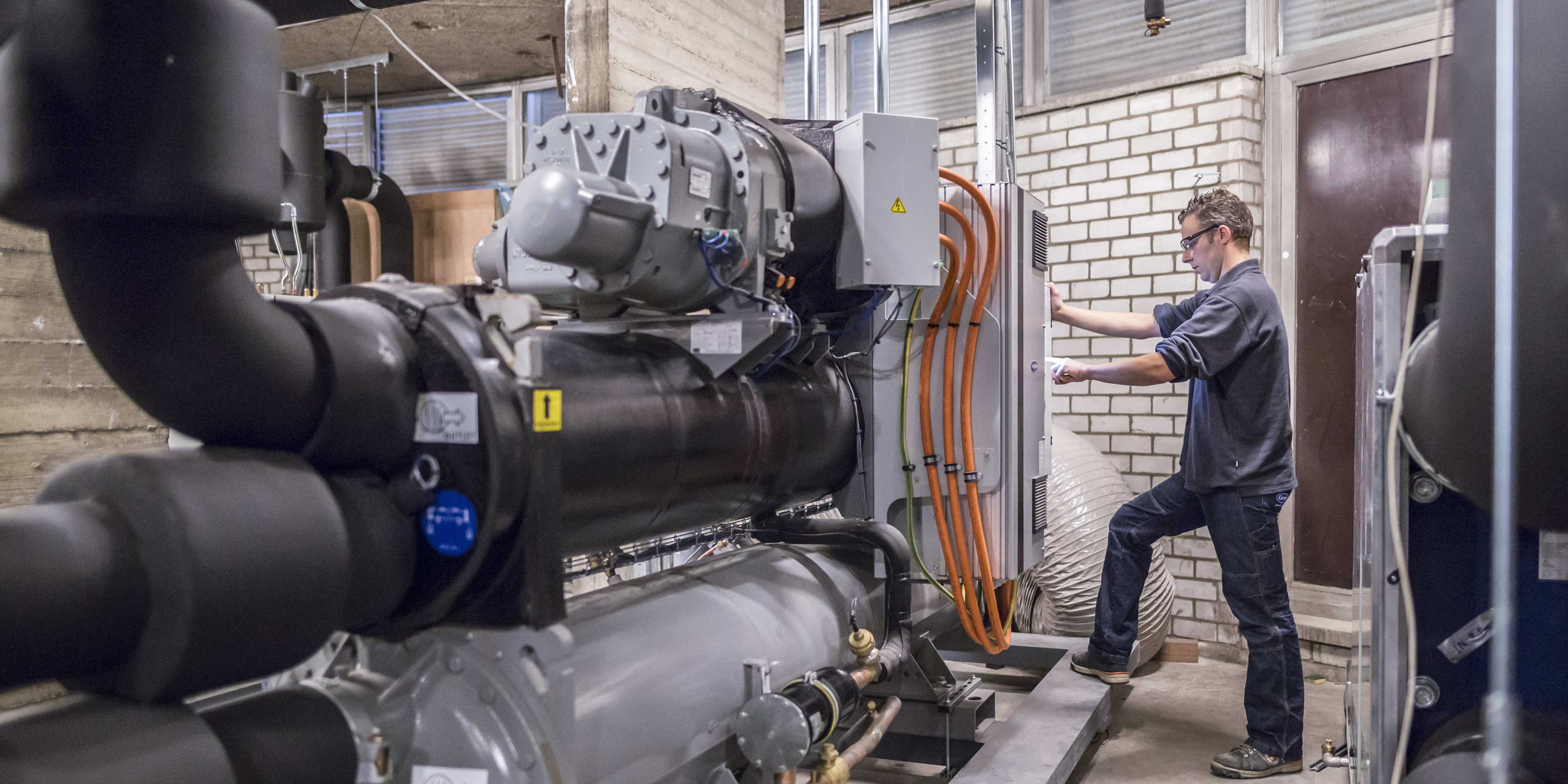 carrier-service-technician-on-site-water-cooled-chiller