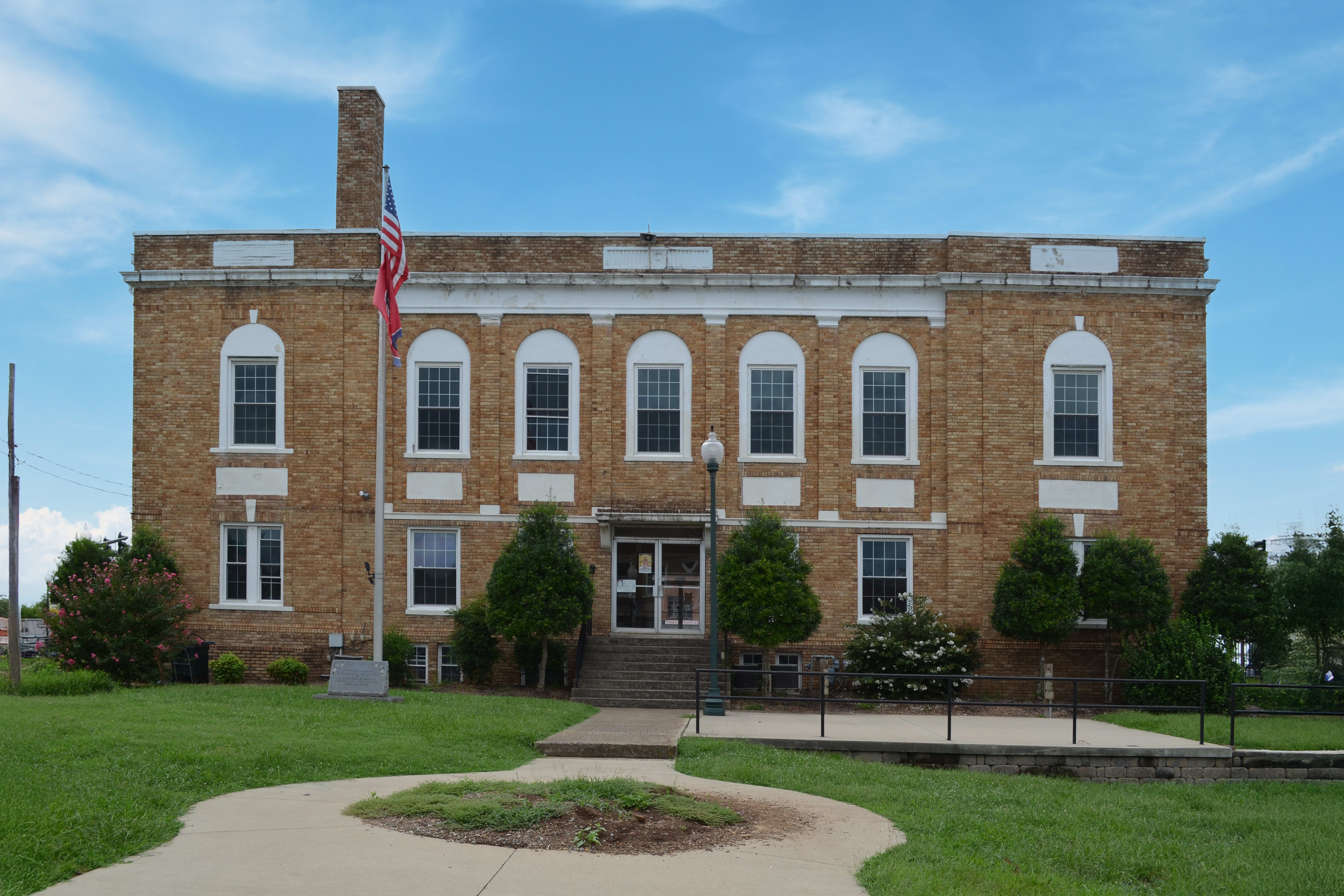 Hickman_County_Courthouse_-_Centerville_Tennessee_8-31-2014
