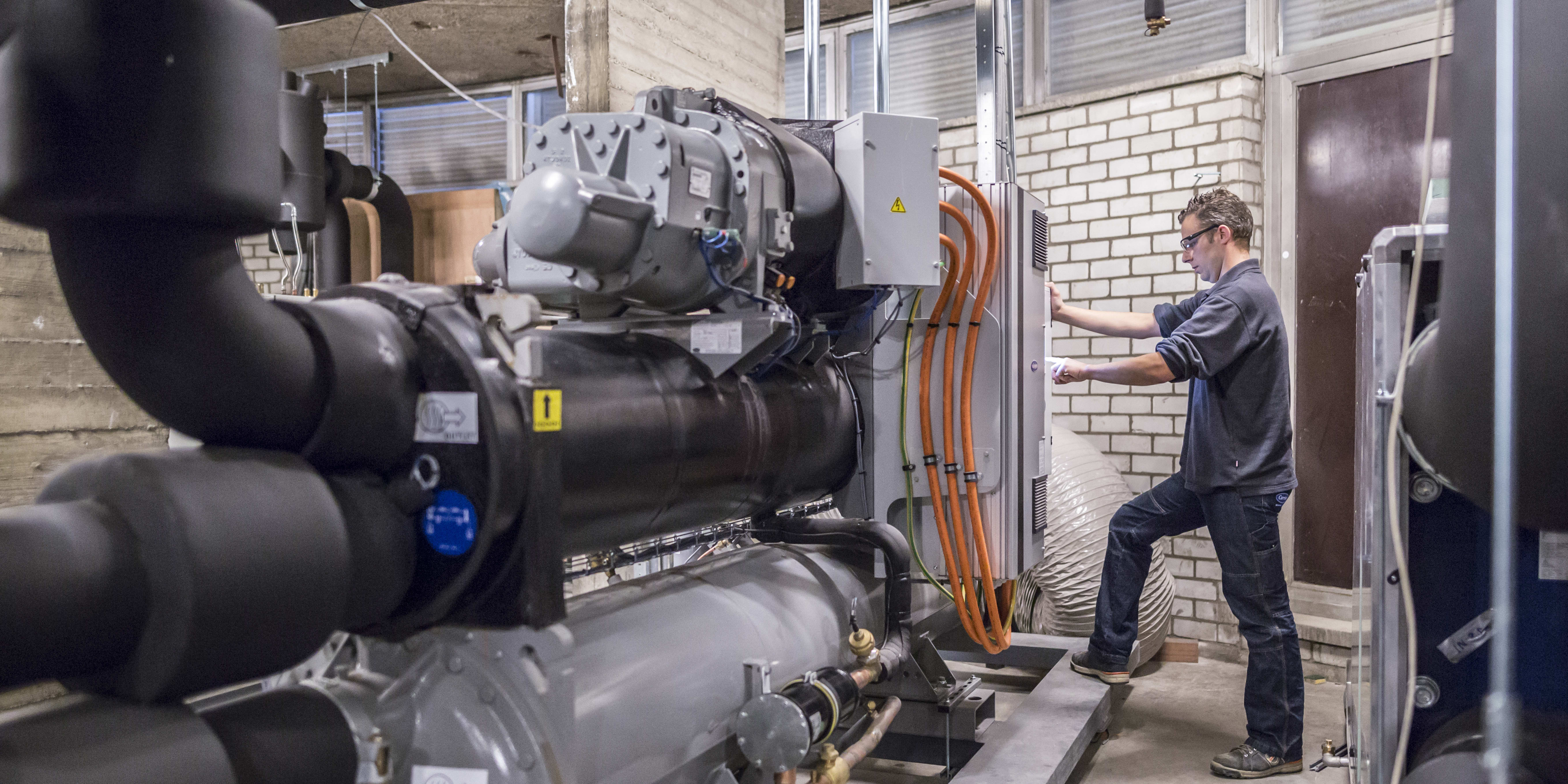 carrier-service-technician-on-site-water-cooled-chiller