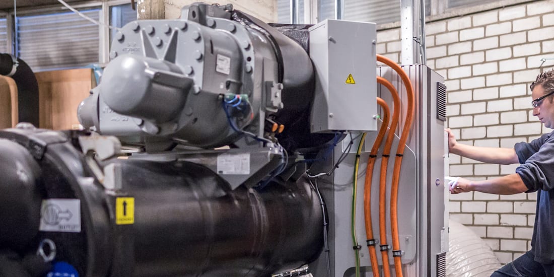 carrier-service-technician-on-site-water-cooled-chiller_c