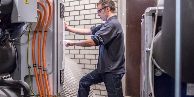 carrier-service-technician-on-site-water-cooled-chiller_sq